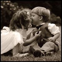 bimbi bacio AGHD Srl